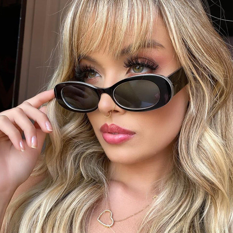 Retro Oval Frame Sunglasses with Metal Hinges