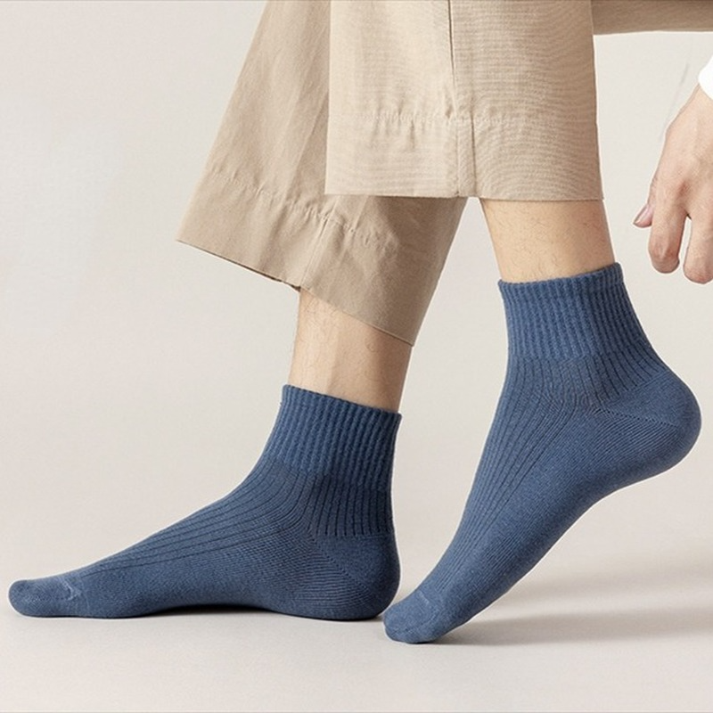 Men's Cotton Crew Socks in Solid Colors - Breathable Design