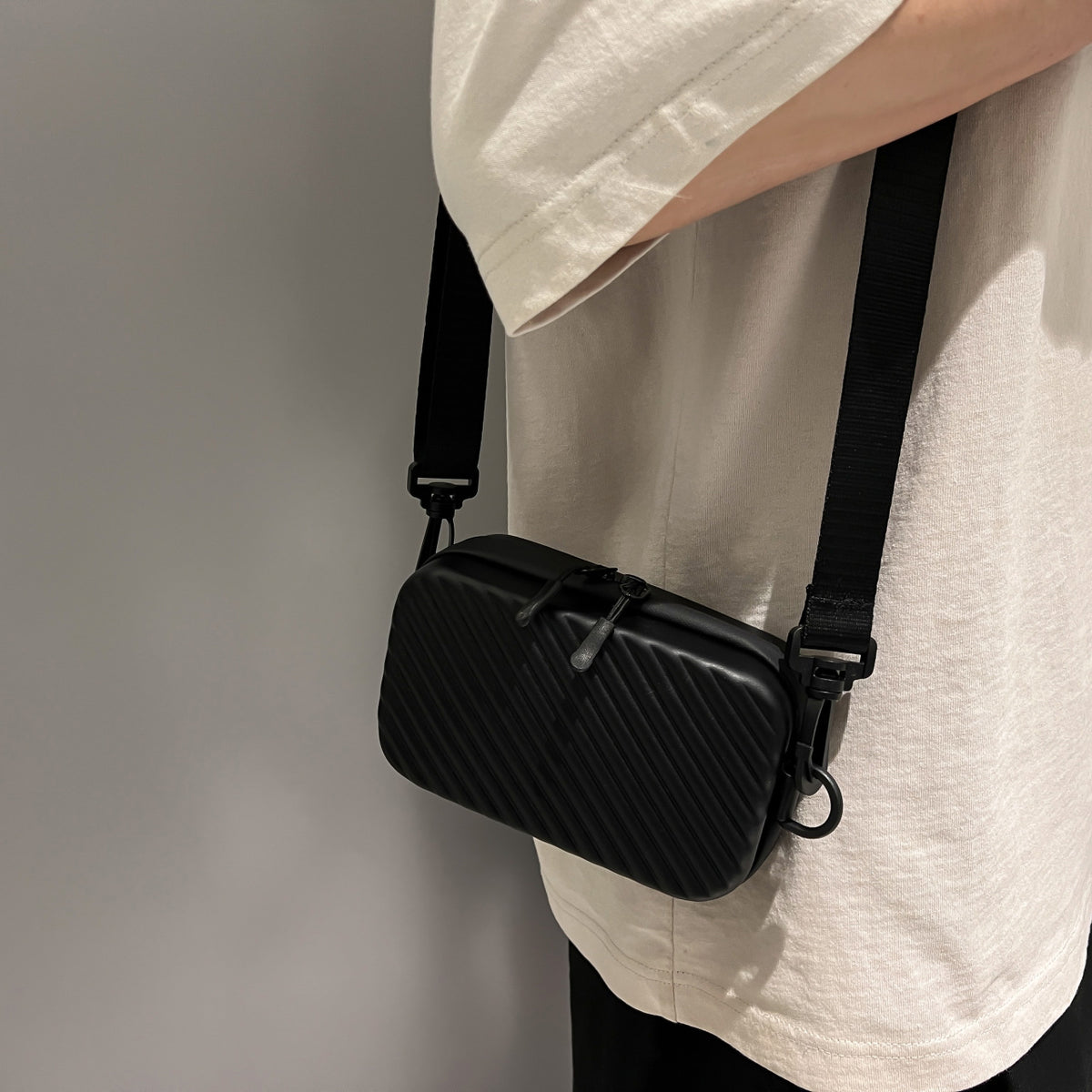 Trendy Hard-shell Crossbody Bag for Men and Women