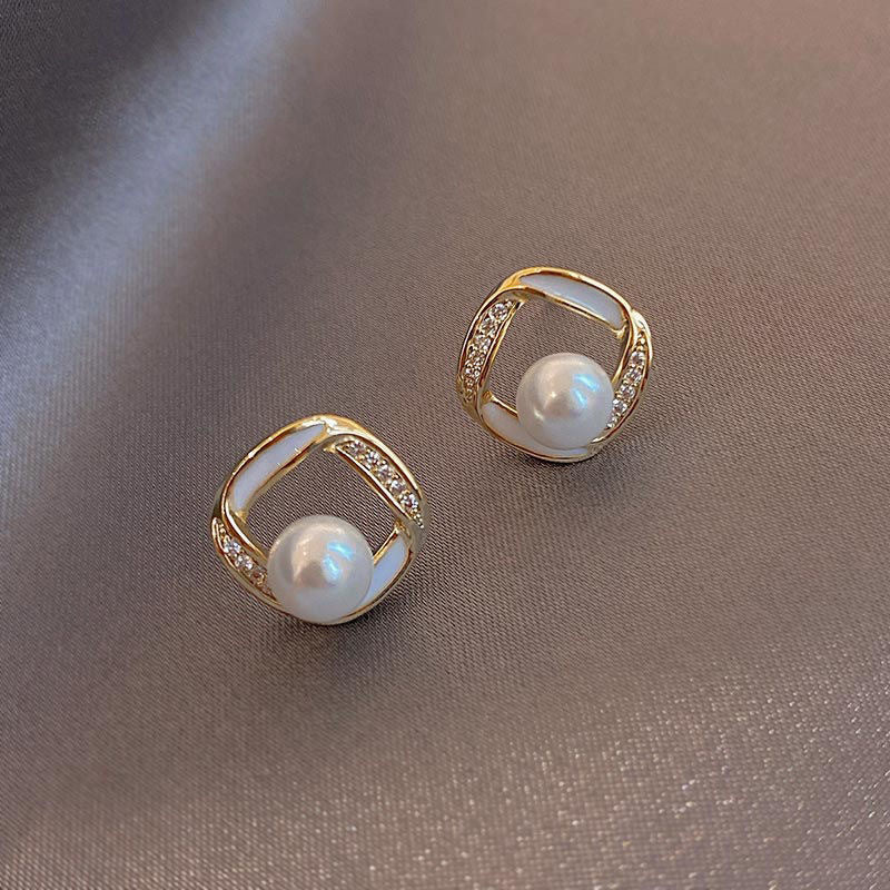 Twisted Hollow Pearl Earrings for Women - Chic Design